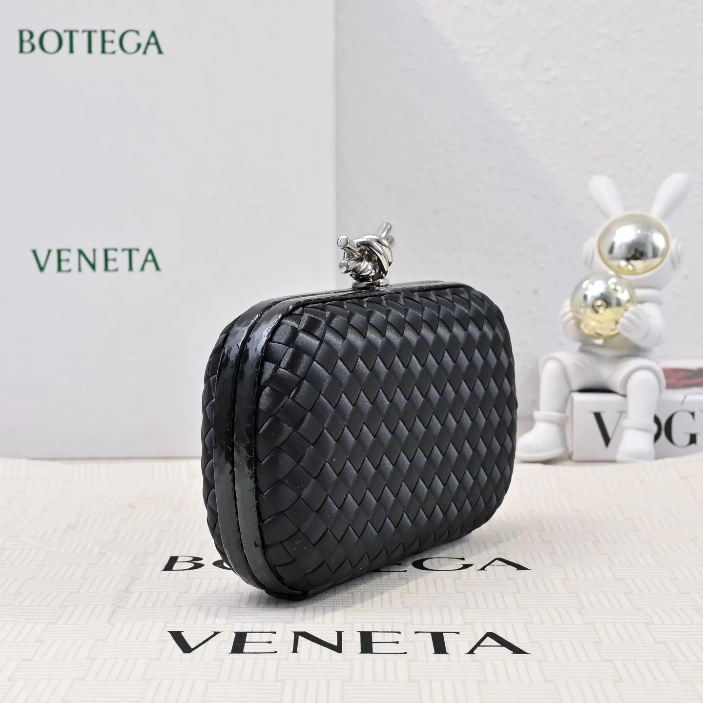 Batch 1460 #BV Knot woven evening bag series ~ Each bag reveals exquisite elegance💫Iconic classic silk weaving➕snake skin trimming with knot buckle, soft and delicate feel. The design is small and exquisite, low-key without logo, elegant and elegant. Paired with evening dress or cheongsam, it has the atmosphere of a famous and wealthy lady. Full of aura and invincible texture💃 Model: 7622 Dimensions: 20x12x5.5